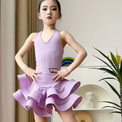 Abito con balze e scollo a V