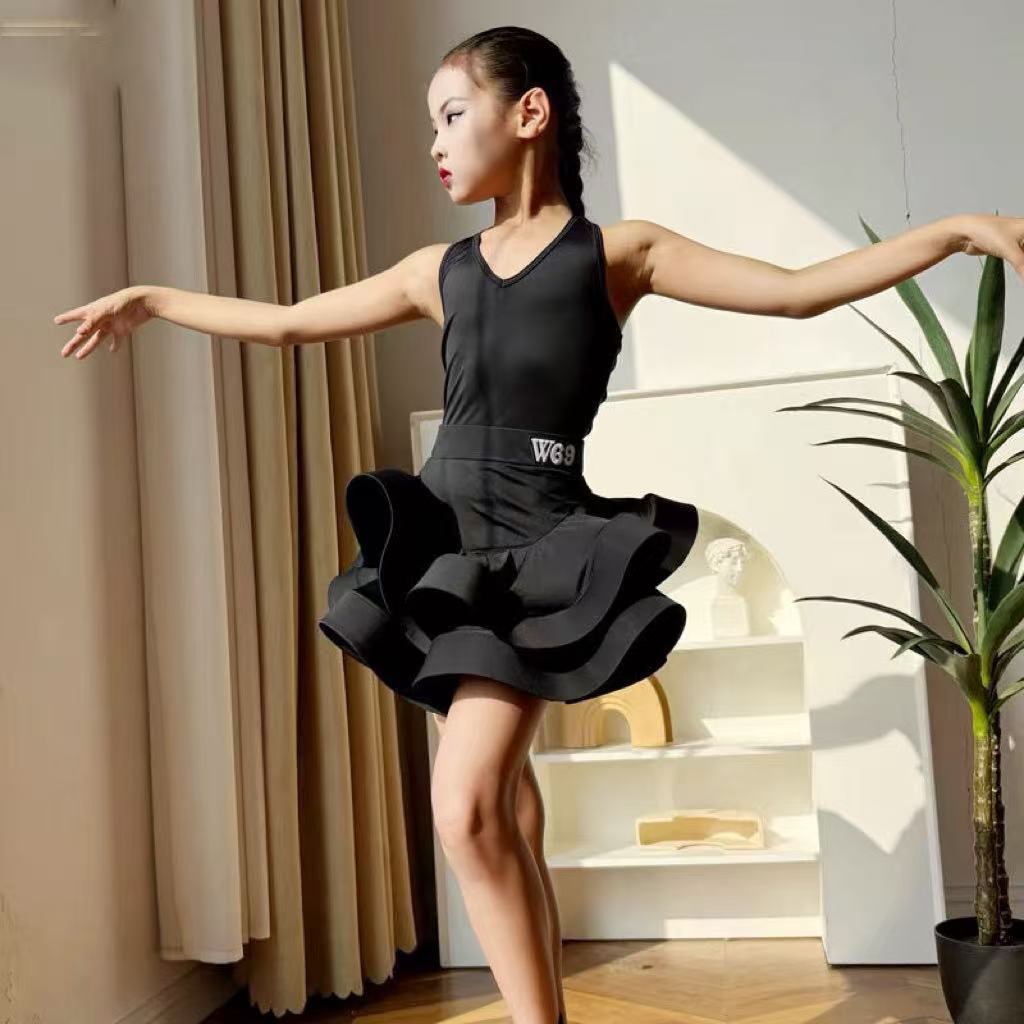 Abito con balze e scollo a V