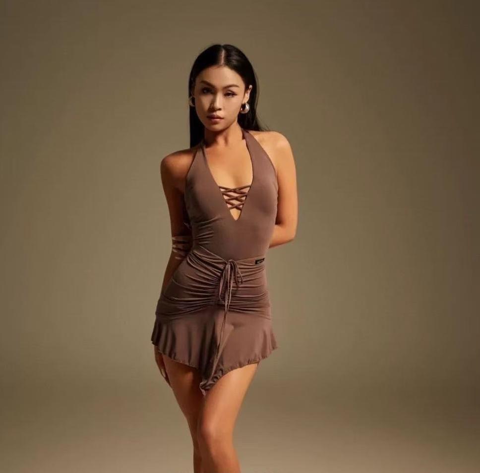 Abito da Ballo corto incrociato -💃 Un look che fonde eleganza e sicurezza!